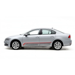 Volkswagen Jetta z efektownymi naklejkami tuningowymi i szachownicowymi na bokach.