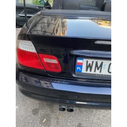 Naklejka na tablicę rejestracyjną z motywem flagi Polski.